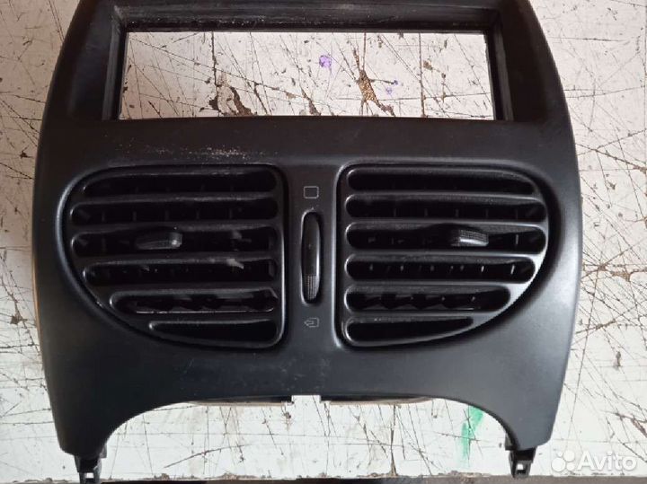 Дефлектор обдува центральный Peugeot 206 Пежо 206