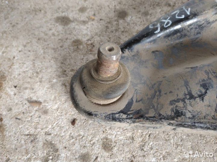 Рычаг передний левый Renault Logan 2005-2014