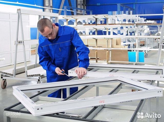 Работник на производство стекла