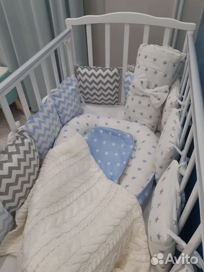 Детская кроватка с маятником