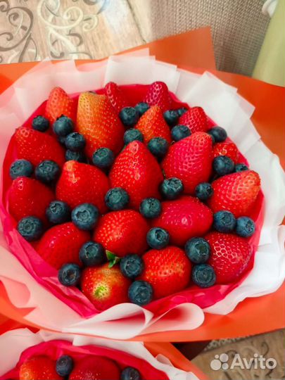 Букеты, коробочки с ягодами