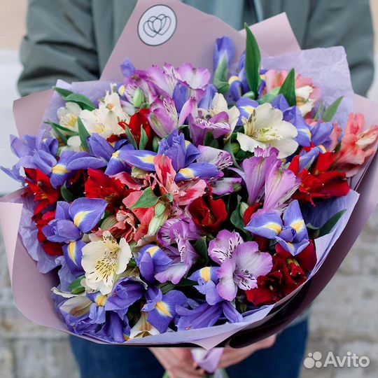 Букет из 15 ирисов и 10 альстромерий