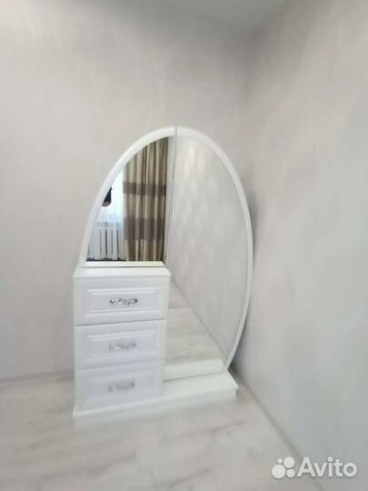 Комод с зеркалом