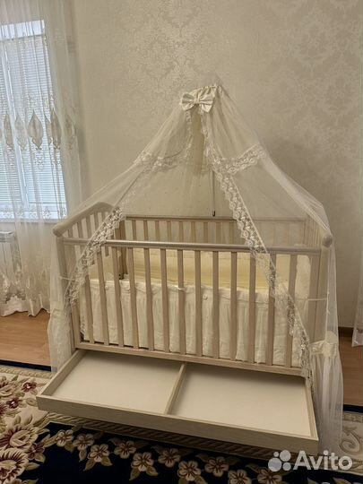 Детская кровать бу с матрасом и балдахином