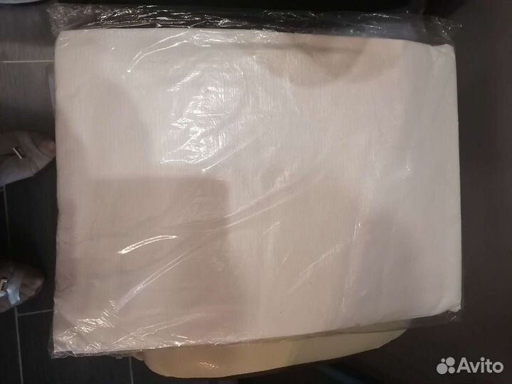 Простыни, пеньюары, спонжи