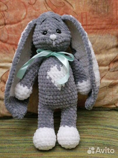 Игрушки вязанные крючком - зайка