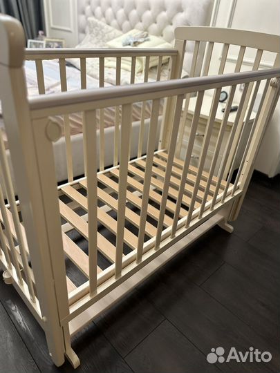 Детская кроватка с поперечным маятником
