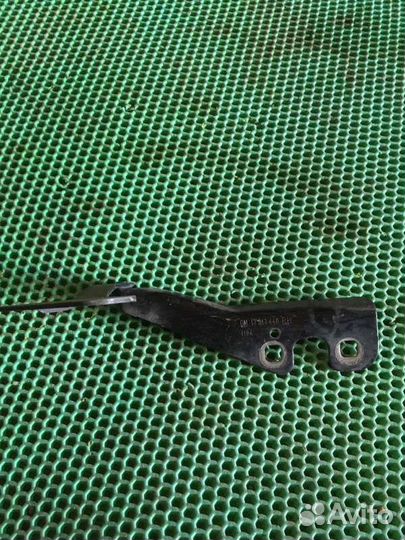 Петля капота правая Opel Astra H Z16XER 2007