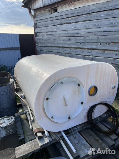 Емкость пластиковая 1 куб для топлива