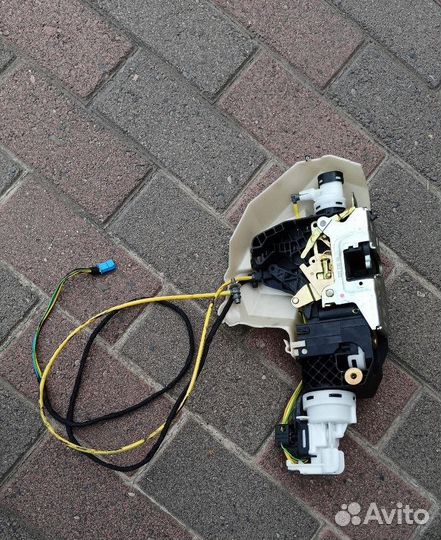 Задний правый замок на Mercedes w220