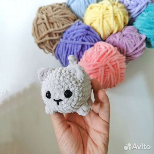 Вязаная игрушка котик ручной работы