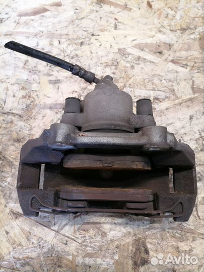 Суппорт передний левый Audi A1