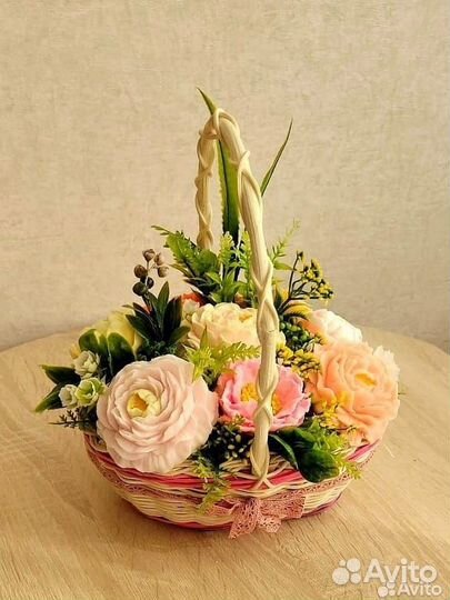 Букет пионов в корзине