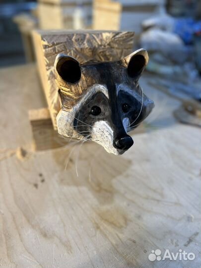 Енот из дерева