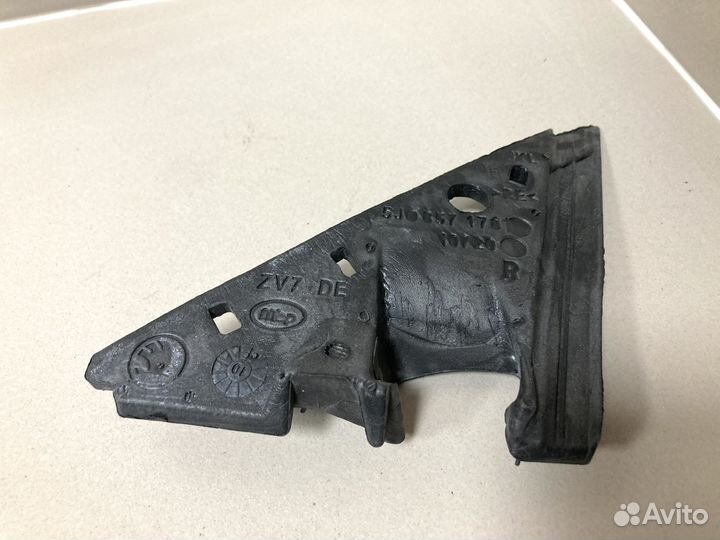 Уплотнитель правого зеркала Skoda Fabia 2010-2015