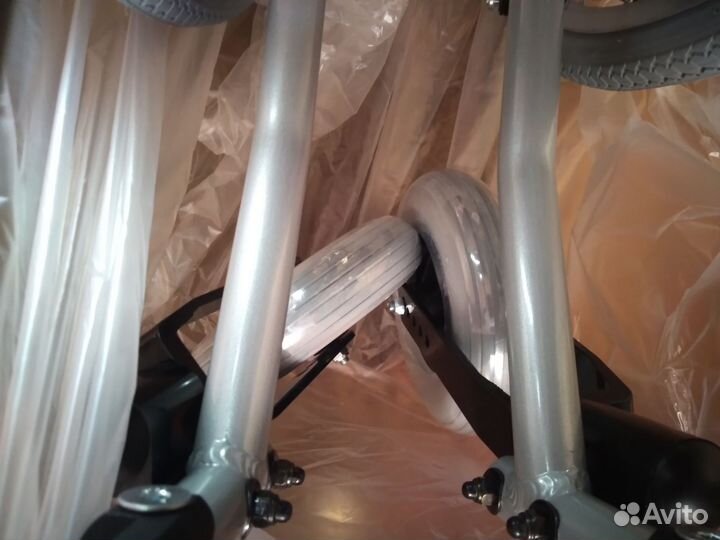 Инвалидная кресло- коляска, новая