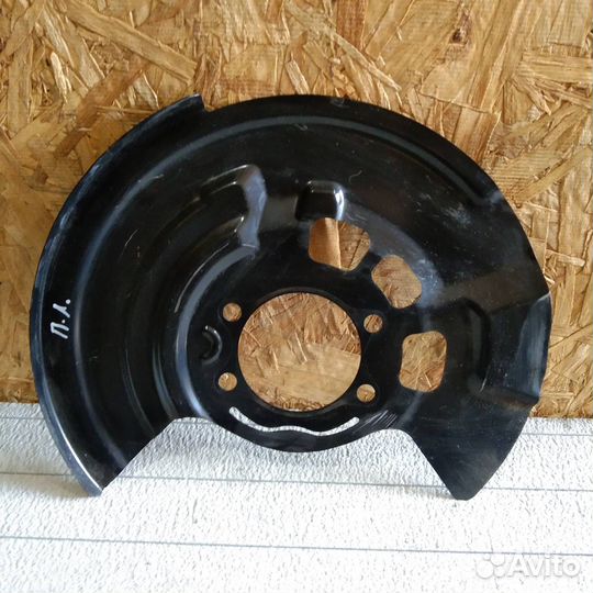 Тормозной щиток передний левый Mitsubishi