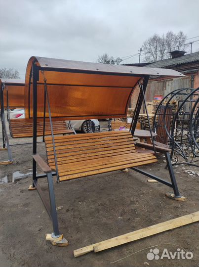 Уличная качель с мягким деревянным сиденьем