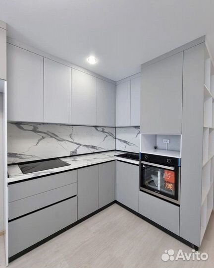 Угловой кухонный гарнитур под ключ в сером цвете