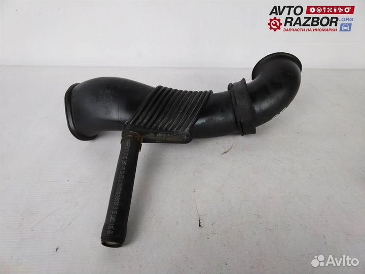 Патрубок воздушного фильтра VW Touareg 2009