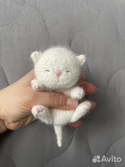 Вязаный спящий котик в шапочке