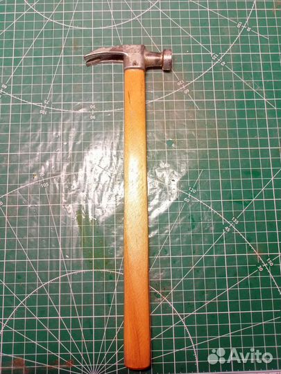 Молоток с гвоздодером