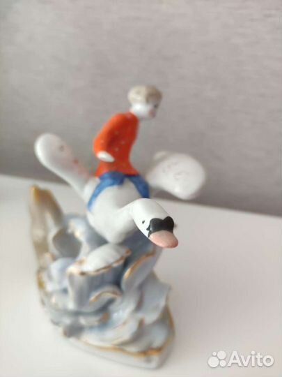 Фарфоровая статуэтка Гуси-Лебеди