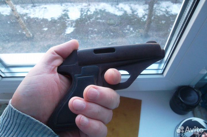 Модель пистолета из эбонита