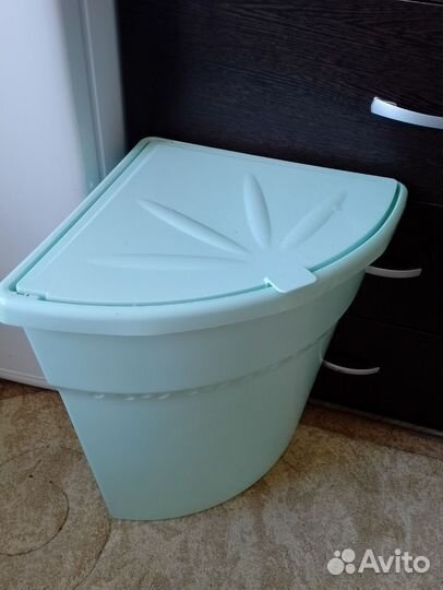 Бак для белья угловой