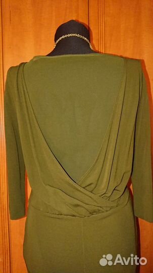 Оливковое платье с драпировкой
