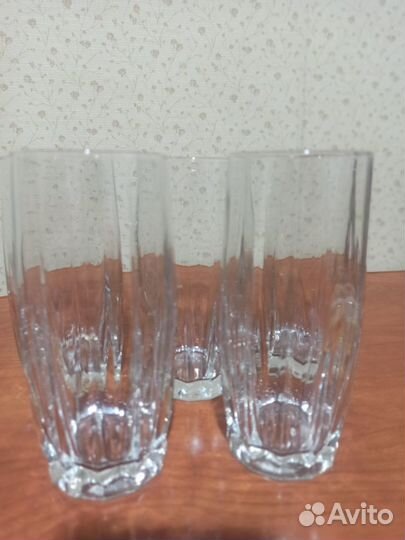 Набор высоких и низких стаканов