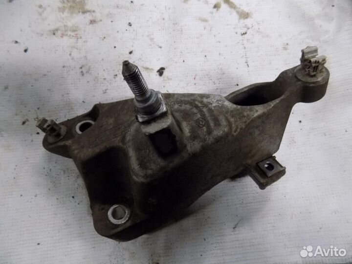 Кронштейн кпп левый Duster 2012