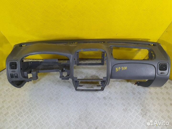 Панель передняя салона (торпедо) Nissan Np300
