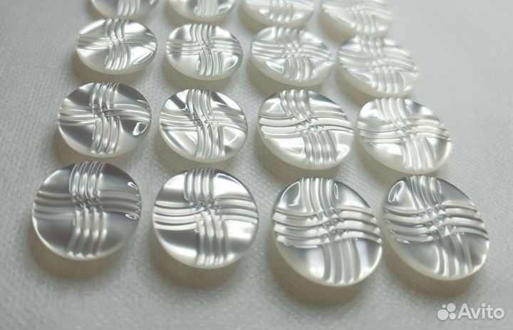 Пуговицы белые пластик под перламутр