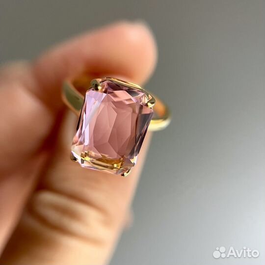 Кольцо с розовым кристаллом ювелирной огранки