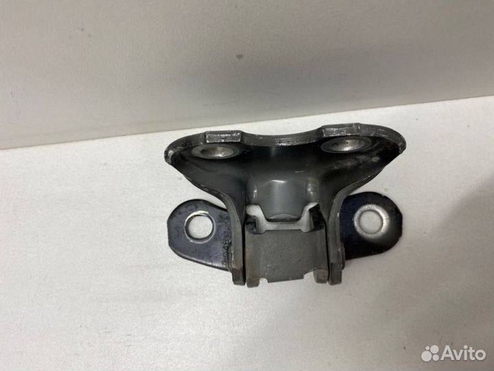 Петля двери нижняя передняя правая Toyota Land