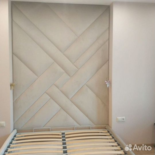 Мягкие стеновые панели, панели серые и кровать