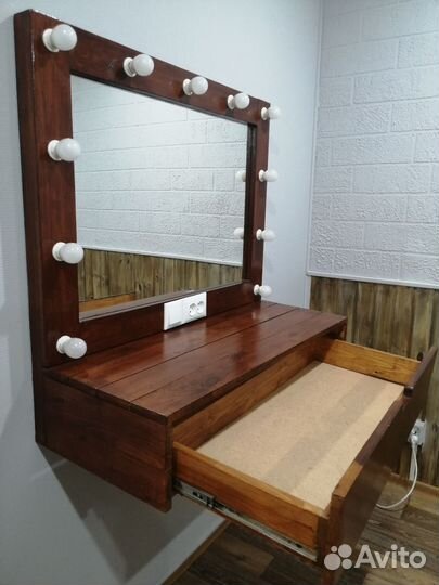 Гримерное зеркало с лампочками и ящиком