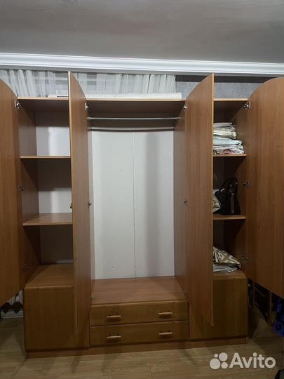 Шкаф и стол с зеркалом