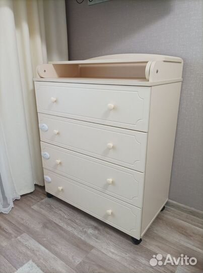 Детская кроватка с маятником и комодом