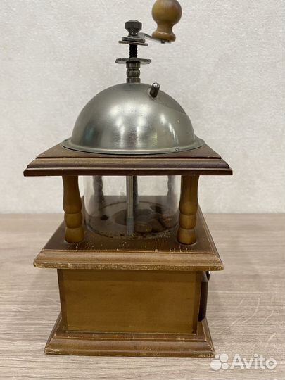 Кофемолка с деревянным основанием