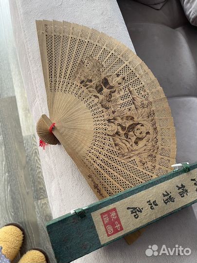 Веер из сандалового дерева ручной работы