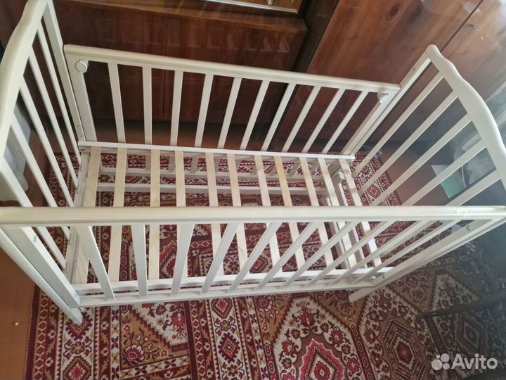 Продам детскую кроватку с маятником