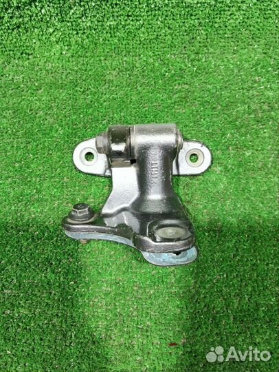 Петля двери C117 (13) зад L ниж б\у (арт. A1767300337)