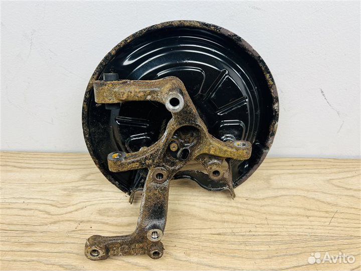 Кулак задний задний левый Volkswagen Jetta 5 BVY