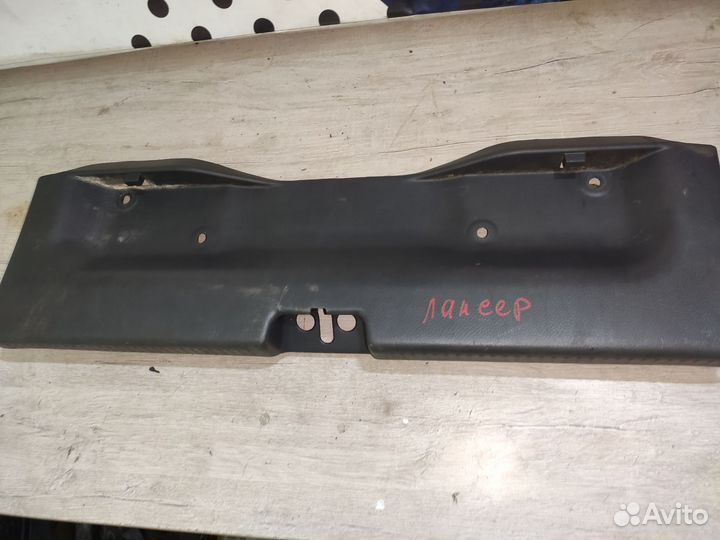 Накладка замка багажника Mitsubishi Lancer 9