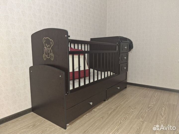 Детская кроватка с маятником и ящиком