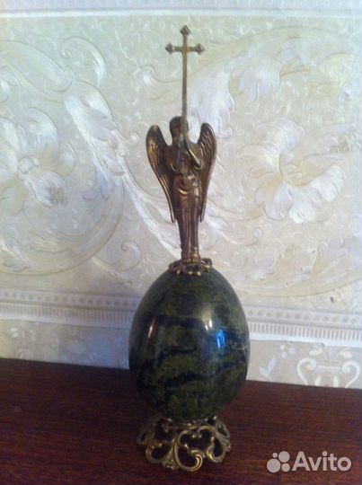 Пасхальное яйцо с ангелом змеевик