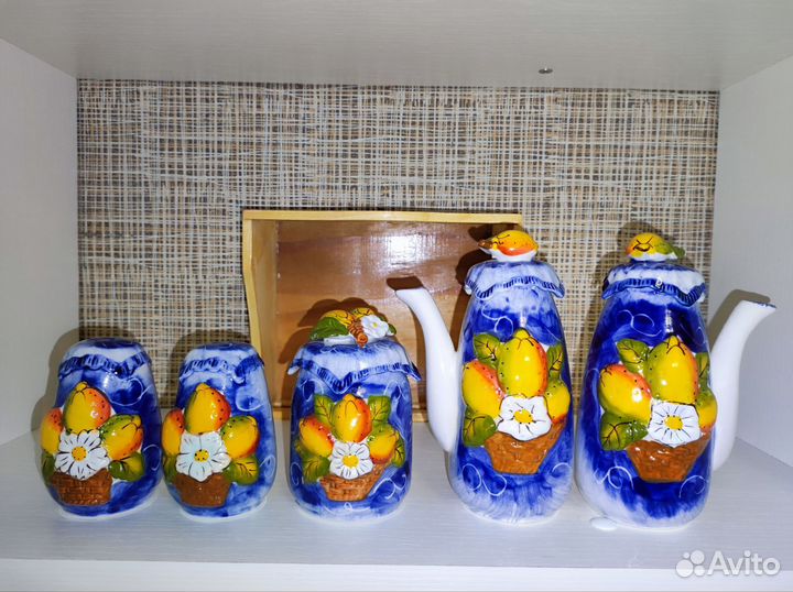 Новый кеpaмичeский набор нa деpeвяннoй пoдcтавкe