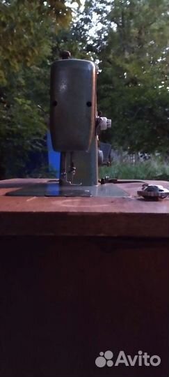 Старинная швейная машина Veritas на станине